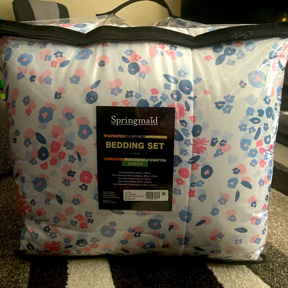 Brand new** Queen bedding set